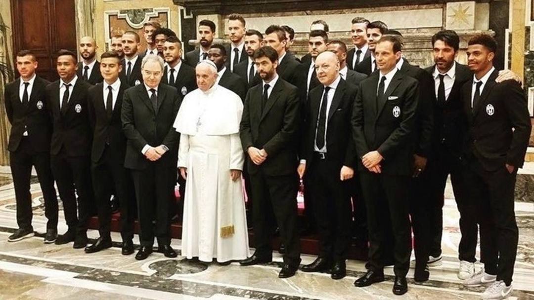 I giocatori della Juve, il presidente della Lega di Serie A Beretta, Andrea Agnelli, Beppe Marotta e Massimiliano Allegri con Papa Francesco